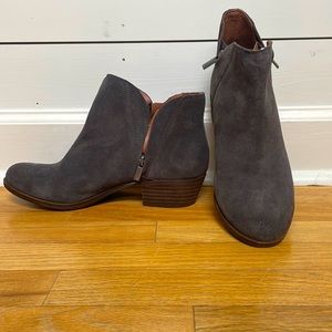 Lucky Brand LP Brenon double zip ankle bootie in dark grey. SZ 9